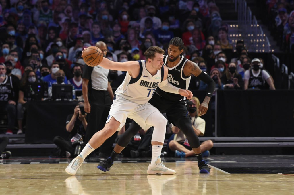 九游登录入口-这也行？纽约尼克斯围绕NBA总决赛调整名单达拉斯独行侠围绕西甲防线松动，萨拉赫与90激战美国队分钟